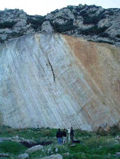 Το μέτωπο ρήγματος της Αρκίτσας-καθρέφτης είναι το πιο εκτεταμένο και καθαρό μέτωπο ρήγματος που παρατηρούμε στην περιοχή χωρίς να έχει υποστεί μεγάλη διάβρωση λόγω μιας πρόσφατης αποκάλυψής του, που
