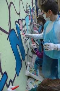 τοιχογραφίες της καλλιτεχνικής ομάδας Urban Act, η οποία από το 2007, υπό την αιγίδα του υπουργείου Παιδείας και σε συνεργασία με δήμους και οργανισμούς, παρεμβαίνει στο αστικό τοπίο, καλώντας τους