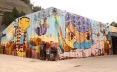 Η λέξη Graffiti, εμφανίστηκε ως όρος στα μέσα του 19ου αιώνα και προέρχεται από την ιταλική λέξη "graffiato" (γρατζουνισμένος).