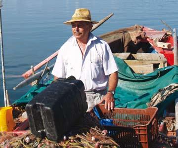 Αλιεία Τρόποι ψαρέματος Η ιδιαίτερη δομή του κόλπου είναι εξαιρετική και γι αυτό προσελκύει ψάρια από το Ιόνιο πέλαγος.
