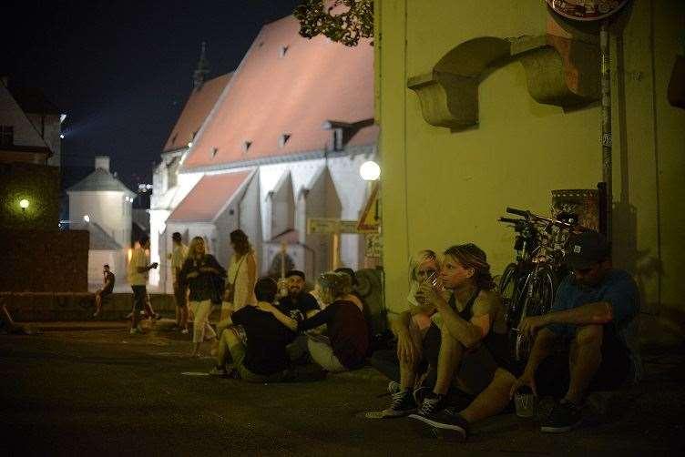 Potešiteľná je skutočnosť, že jednu noc prežilo v Bratislave 24% respondentov a dve noci 20,6% respondentov. Dlhodobý pobyt (viac ako 4 noci) potvrdili respondenti v rozsahu 11,9%.