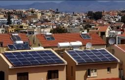 000kWh 1 ΚW φωτοβολταϊκά παράγουν στην Κύπρο περίπου 1.