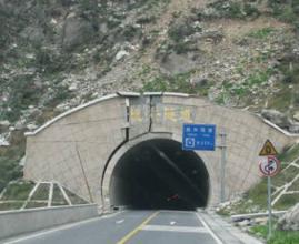 Αυτό συμβαίνει γιατί ένα οδικό δίκτυο εκτείνεται σε μία ευρεία περιοχή και δεν μπορεί να χωροθετηθεί σημειακά όπως μία κατασκευή.