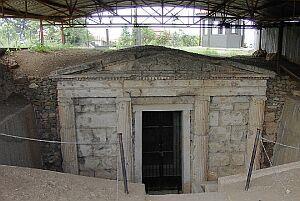 Οι βασιλικοί τάφοι της Μεγάλης Τούμπας. Στην ομάδα περιλαμβάνονται τρεις Μακεδονικοί τάφοι και ένας κιβωτιόσχημος. Ανάμεσά τους συγκαταλέγεται ο ασύλητος τάφος του Φιλίππου Β (336π.Χ.