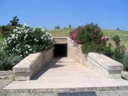 Το νεκροταφείο των τύμβων Πρόκειται για την επιβλητική νεκρόπολη της Εποχής του Σιδήρου (11ος-8ος αιώνας π.χ.), που αποτελείται από περισσότερους από 300 χωμάτινους τύμβους οι οποίοι καλύπτουν συστάδες πλούσια κτερισμένων τάφων.