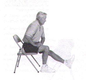 Διατάσεις με καρέκλα Εκτάσεις των ισχύων με κάθισμα στην άκρη της καρέκλας με το ένα πόδι έξω και λυγισμένο στο γόνατο, γίνεται προσπάθεια για να ακουμπήσει το χέρι
