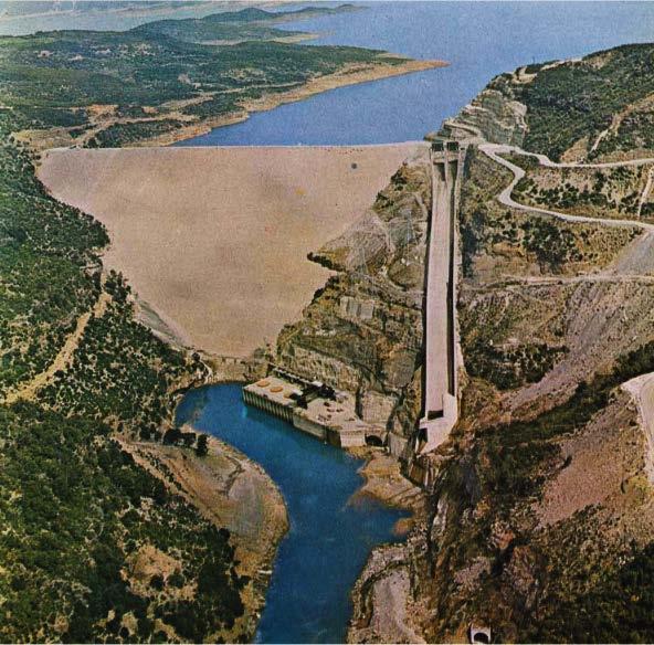 com/, 2010) Στην τεχνητή λίμνη Κρεμαστών, λόγω της καθαρότητας των νερών της, φιλοξενούνται πολλά είδη ψαριών. Στα νερά της, από το 1983, έχει δραστηριοποιηθεί η Ευ