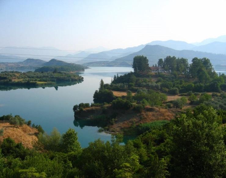 Στις σημειακές πηγές περιλαμβάνονται οι εγκαταστάσεις επεξεργασίας λυμάτων, οι βιομηχανίες και η σταβλισμένη κτηνοτροφία όπως επίσης