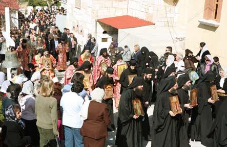 Λειτουργίας, ἐπραγματοποιήθη ἡ καθιερωμένη Λιτάνευσις τῶν ἱερῶν Εἰκόνων ὑπὸ τοῦ Κλήρου καὶ τοῦ Λαοῦ πέριξ τοῦ νεοδμήτου Μητροπολιτικοῦ Ιεροῦ