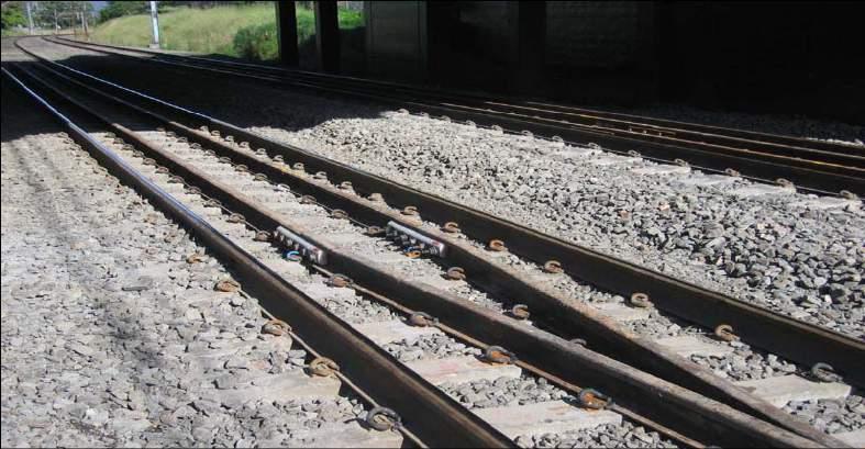 Η Ασφάλεια στα Σιδηροδρομικά Τεχνικά Έργα Εικόνα 3.18: Αντιτροχιές προστασίας εναντι εκτοχιασμού στο τμήμα της σιδηροδρομικής γραμμής που βρίσκεται κάτω από την άνω οδική διάβαση. Πηγή: http://www.