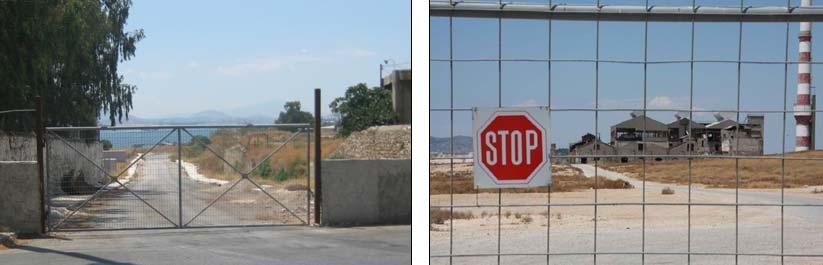 Πρόσβαση στην ακτή Σε αντίθεση, με την ανατολική παράκτια ζώνη του λεκανοπεδίου Αττικής, που εξελίχθηκε σταδιακά σε περιοχή τουριστικών δραστηριοτήτων και αναψυχής, η δυτική παράκτια ζώνη παραμένει