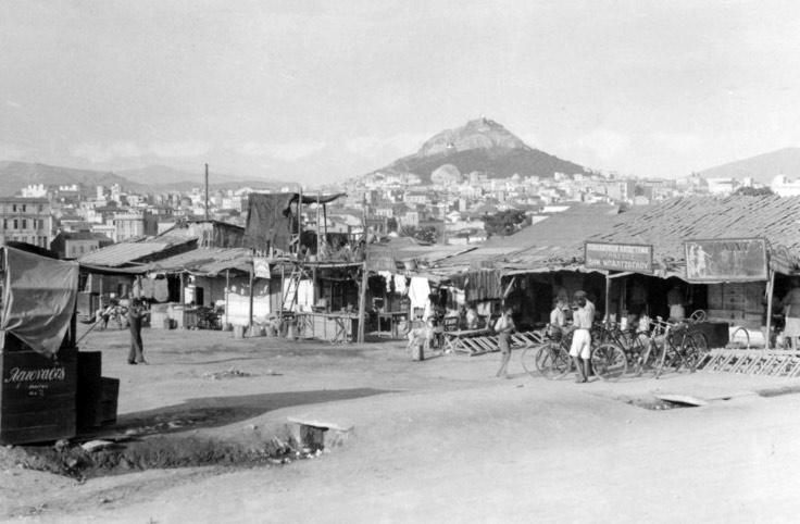 Σαφώς καλύτερη κατάσταση από τους συνοικισμούς της ΕΑΠ, μαζί με τη Φιλοθέη και την Εκάλη, υπήρξαν οι περιοχές των ισχυρών.(πηγή:http://www.fhw.gr/chr onos/14/gr/1923_1940/civilization/ch oros/02.