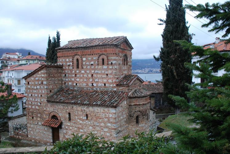 Εκκλησίες - Μοναστήρια Χριστιανικοί ναοί Στους τρεις πρώτους αιώνες του Χριστιανισμού, οι χριστιανοί λάτρευαν τον Θεό σε απλά κτίσματα, πολλά από τα οποία ήταν προηγουμένως ιδιωτικές