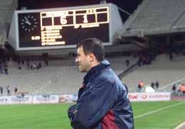 Μία ήττα (και νίκη για τον Θρύλο) η οποία έφερε στα χείλη των φιλάθλων του Ολυμπιακού το γνωστό σύνθημα για το... ρολόι και έδωσε τη δυνατότητα για άφθονη καζούρα.