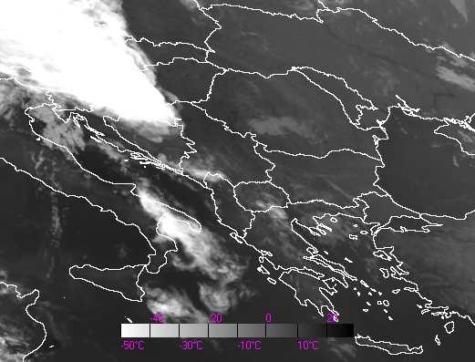 Το κόκκινο βέλος δείχνει τα Cb και τα λευκά τα χαµηλά και µεσαία νέφη που παρέµεναν ως υπολείµµατα των καταιγίδων.