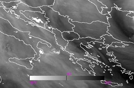 ιακρίνονται επίσης τα µετωπικά νέφη µεγάλου ύψους (µπλε βέλη) στις δυτικές περιοχές της ηπείρου.