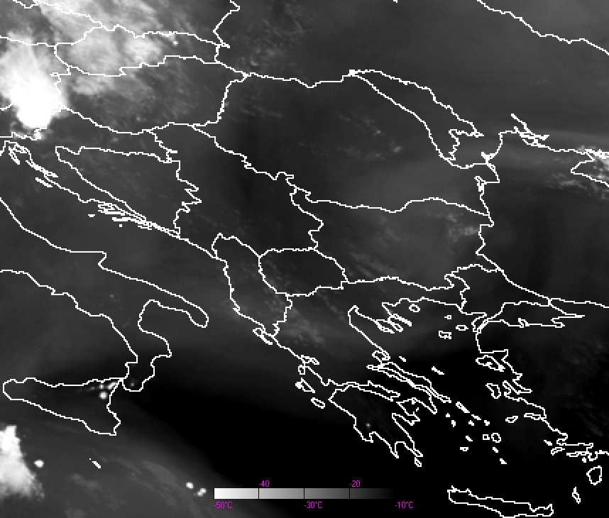 όπως και στα 6.2 µm. Στις υπόλοιπες περιοχές διακρίνονται νέφη ανωµεταφοράς λιγότερο ανεπτυγµένα κυρίως στις δυτικότερες περιοχές των αλκανίων και τη ουλγαρία (κόκκινα βέλη).