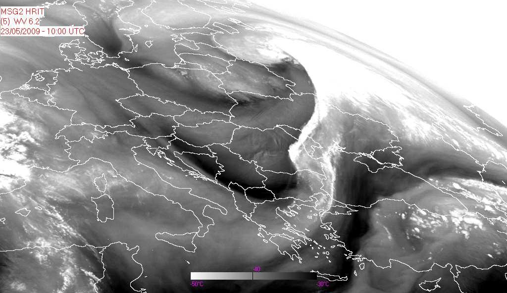 2 µm (εικόνα 125) διακρίνεται η νεφική ζώνη του ψυχρού µετώπου στην ανατολική Ευρώπη (µπλε βέλος) και του θερµού βορειοανατολικά αυτού (κόκκινο βέλος).