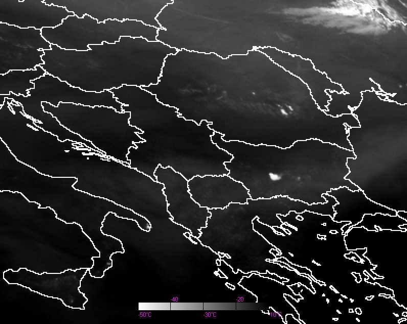 Με κόκκινα βέλη διακρίνονται τα νέφη ρηχής ανωµεταφοράς στις ορεινές περιοχές της Ρουµανίας και της Ελλάδας που ταυτόχρονα δεν