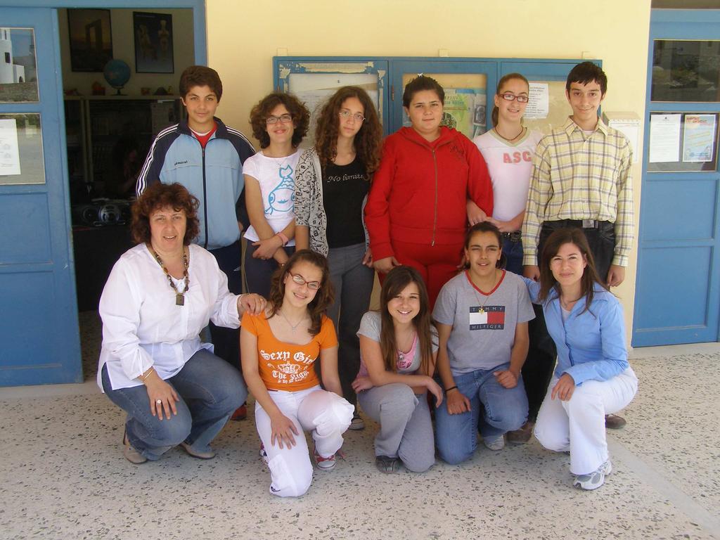 2 ο ΛοΓίεΣ 3 ο Φύλλο Μάιος 2008 Έκδοση 2 ου Γυµνασίου Νάξου Τιµή: 2 ευρώ Μια παράδοση συνεχίζεται Και φέτος, συνεχίζοντας την παράδοση των δύο προηγούµενων χρόνων, στο 2 ο Γυµνάσιο Νάξου, στα πλαίσια