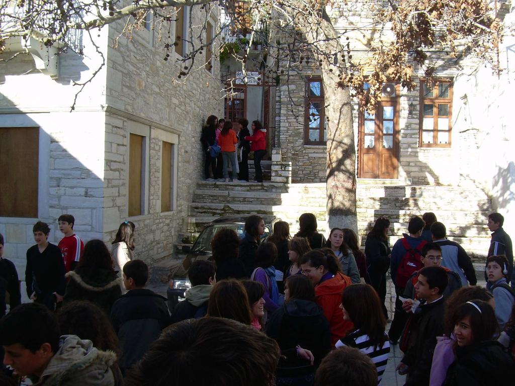 Ύστερα από διαδροµή µίας ώρας φτάσαµε στα Φινέλια του Αϊ- Γιάννη της Απειράνθου. Εκεί ήταν η πιο µαγευτική θέα που είχαµε συναντήσει.