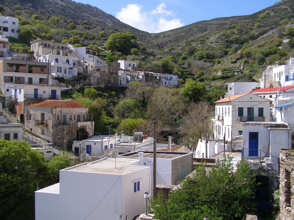 Ρεπορτάζ - Εξορµήσεις Εκδροµή στην Κόρωνο Στις 8-4-2008 επισκεφτήκαµε την Κόρωνο. Η Κόρωνος είναι ένα παραδοσιακό χωριό της ορεινής Νάξου.