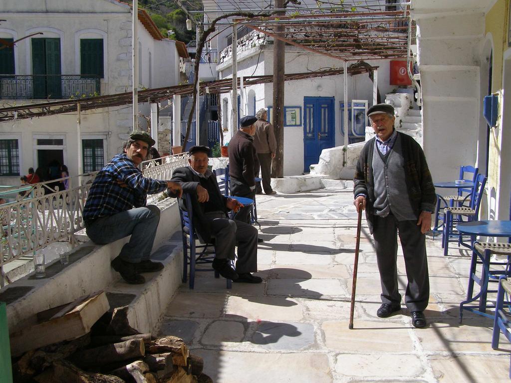 Όθωνα Πρωτονοτάριου, µας κέρασαν γλυκίσµατα και αναψυκτικά. Εκεί συναντήσαµε και την Πρόεδρο του χωριού, την κ. Αξαοπούλου.
