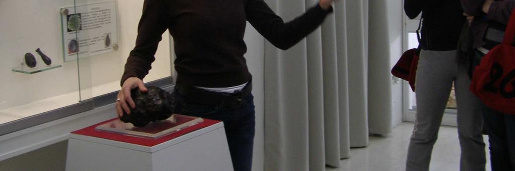 Ως αρνητικά στοιχεία του επαγγέλµατος µπορούµε να αναφέρουµε τα εξής: Πρόκειται, συχνά, για µια εποχιακή εργασία, µε την αυτονόητη αβεβαιότητα των εποχιακών επαγγελµάτων.