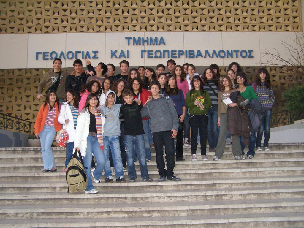 Περιβαλλοντική Γωνιά - Εξορµήσεις Εκδροµή στην Αθήνα, τους ελφούς και την Άµφισσα Η περιβαλλοντική γνωρίσαµε τα βασικά οµάδα του 2 ου Γυµνασίου, στα πλαίσια των εργασιών της για τη Σµύριδα,