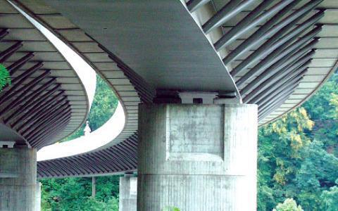 Η κατασκευή της ενιαίας γέφυρας Happy Hollow στην Πολιτεία Tennessee συνολικού μήκους 358 m με καμπύλη κάτοψη απέδειξε ότι οι Η.Π.Α.