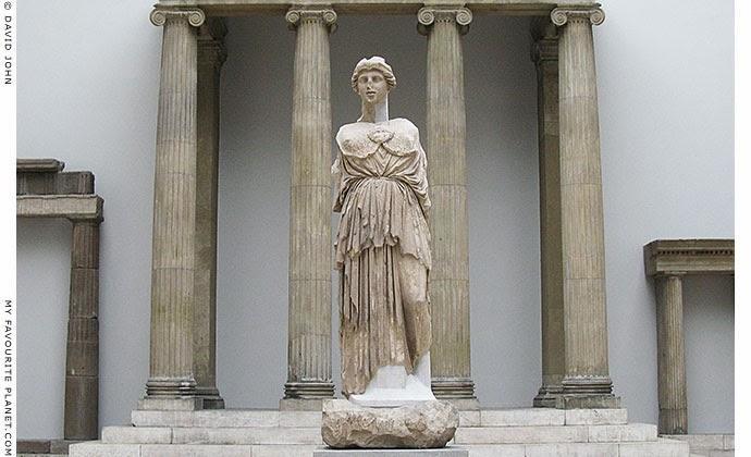 Αθηνά Παρθένος από την Πέργαμο Στο κεντρικό αναγνωστήριο της περίφημης βιβλιοθήκης της Περγάμου, βρισκόταν το άγαλμα της Αθηνάς που τότε