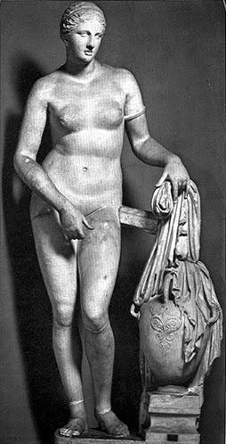 Κνιδία Αφροδίτη Επίκληση της Αφροδίτης στην Κνίδο της Καρίας και άγαλμα της θεάς, που φιλοτέχνησε ο Πραξιτέλης. Ήταν κατασκευασμένο από πάριο μάρμαρο και είχε τοποθετηθεί σε μικρό ναό.