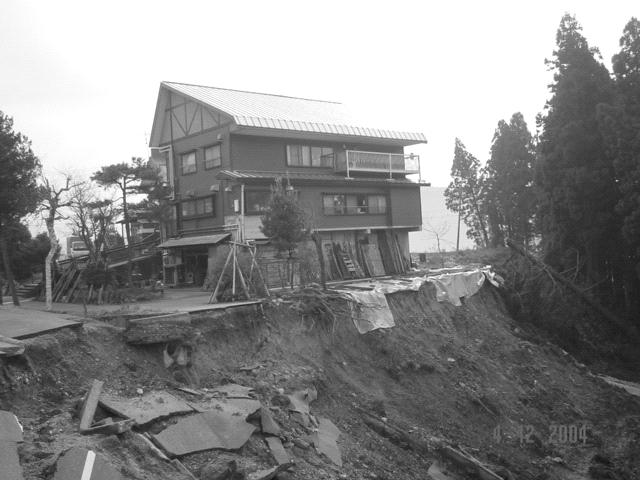 Takamachi Landslide: the failure destroyed the road built on the slope s top and the underlying retaining wall Μία εκ των πλέον εντυπωσιακών κατολισθήσεων εκδηλώθηκε στην περιοχή Kawaguchi στον