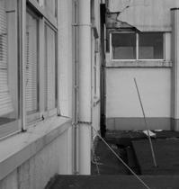 Nagoka Technical College Failure: Detailed photos and sketch of the failure Το κτίριο αυτό αποτελείται από τρείς μικρότερες ενότητες, όλες θεμελιωμένες επί πασσάλων και ενωμένες μέσω αρμού διακοπής.