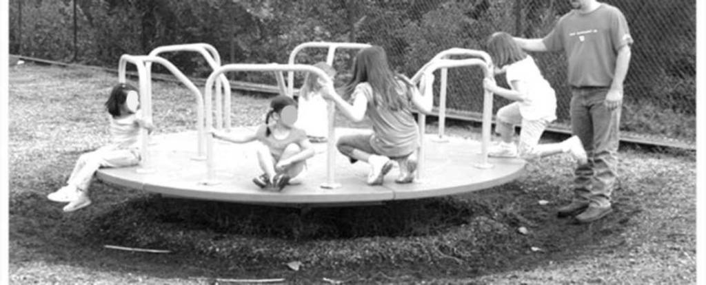 9. Ένας ομογενής χάρακας μήκους L=1 m μπορεί να περιστραφεί κατακόρυφα γύρω από άξονα που περνά πολύ κοντά από το ένα άκρο του και είναι κάθετος στη μεγάλη επιφάνειά του, όπως δείχνει το σχήμα.