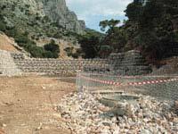 απειλούν την ποιότητα της ζωής των κατοίκων της πιο πυκνοκατοικημένης περιοχής στην Ελλάδα. Σχήμα 5.4: Κατασκευή φραγμάτων στην Αττική (πηγή: Παππά-Σουλούνια, 2005) 5.