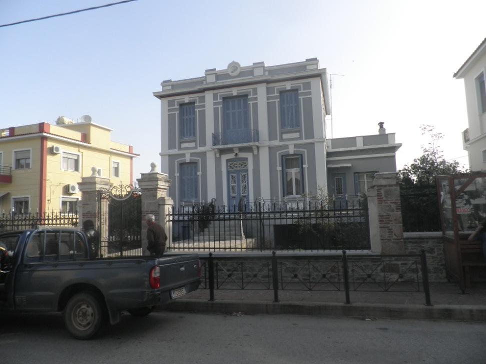 Τα περισσότερα από τα οποία είναι χτισμένα γύρω στο