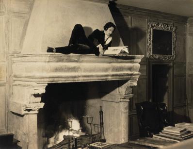 Dalí lector Ο Νταλί αναγνώστης Ο ι ρίζες της αγάπης του Νταλί για τα βιβλία πρέπει να αναζητηθούν στην κλίση του προς το διάβασμα από την εφηβική του ηλικία, μια κλίση στην οποία έπαιξε ρόλο το