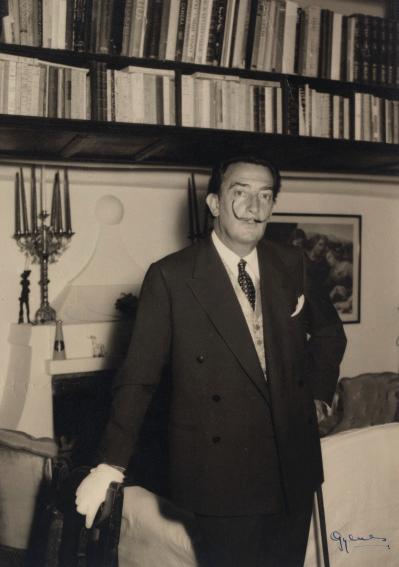 Juan Gyenes Ο Σαλβαδόρ Νταλί στη βιβλιοθήκη