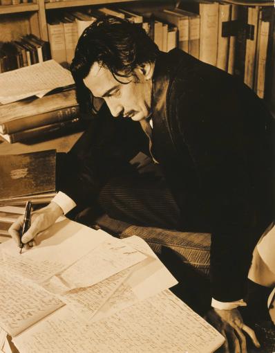 Dalí Eric Schaal Ο Σαλβαδόρ Νταλί ενώ γράφει το βιβλίο του Η μυστική ζωή του Σαλβαδόρ Νταλί στο σπίτι της Καρές Κρόσμπυ, στο Χάμπτον Μέινορ της Βιρτζίνια. Μάρτιος 1941.