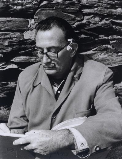 Dalí Xavier Miserachs Ο Σαλβαδόρ Νταλί στο Πορτλιγκάτ, ενώ διαβάζει ένα βιβλίο και σκιτσάρει στα περιθώρια. 1960.