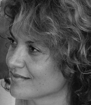Μυλώνη Αγγέλικα Γεννήθηκε στο Ντουϊσμπουργκ, Δυτικής Γερμανίας το 1972 & στη συνέχεια μετακόμισε στην Αθήνα όπου κατοικεί μέχρι σήμερα. Είναι παντρεμένη και έχει δύο παιδιά.
