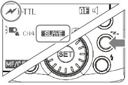 Ρύθμιση Slave Φλας Πατήστε το κουμπί Επιλογής Ασύρματης Λειτουργίας για να εμφανιστούν στην οθόνη οι ενδείξεις και<slave>. Ο φωτισμός της οθόνης τώρα γίνετε πορτοκαλί. 2.