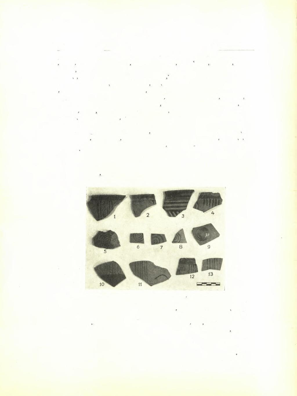 108 Γεωργίου Μπακαλάκη ΑΕ 1938 3) είκ. 1,2. Όστρακον άνήκον εις άγγεΐον μετά σωζομένης ταινιωτής λαβής, εκφυόμενης έκ τών χειλέων τοΰ αγγείου. Επιφάνεια εσωτερική κα'ι εξωτερική ανώμαλος.
