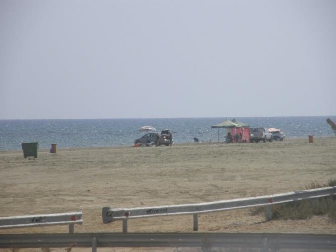 δημιουργείται οπτική και πιθανώς χημική ρύπανση, ενώ τέτοιες εστίες μειώνουν τον διαθέσιμο βιότοπο και προσελκύουν τρωκτικά που επηρεάζουν την αναπαραγωγική επιτυχία των πουλιών.