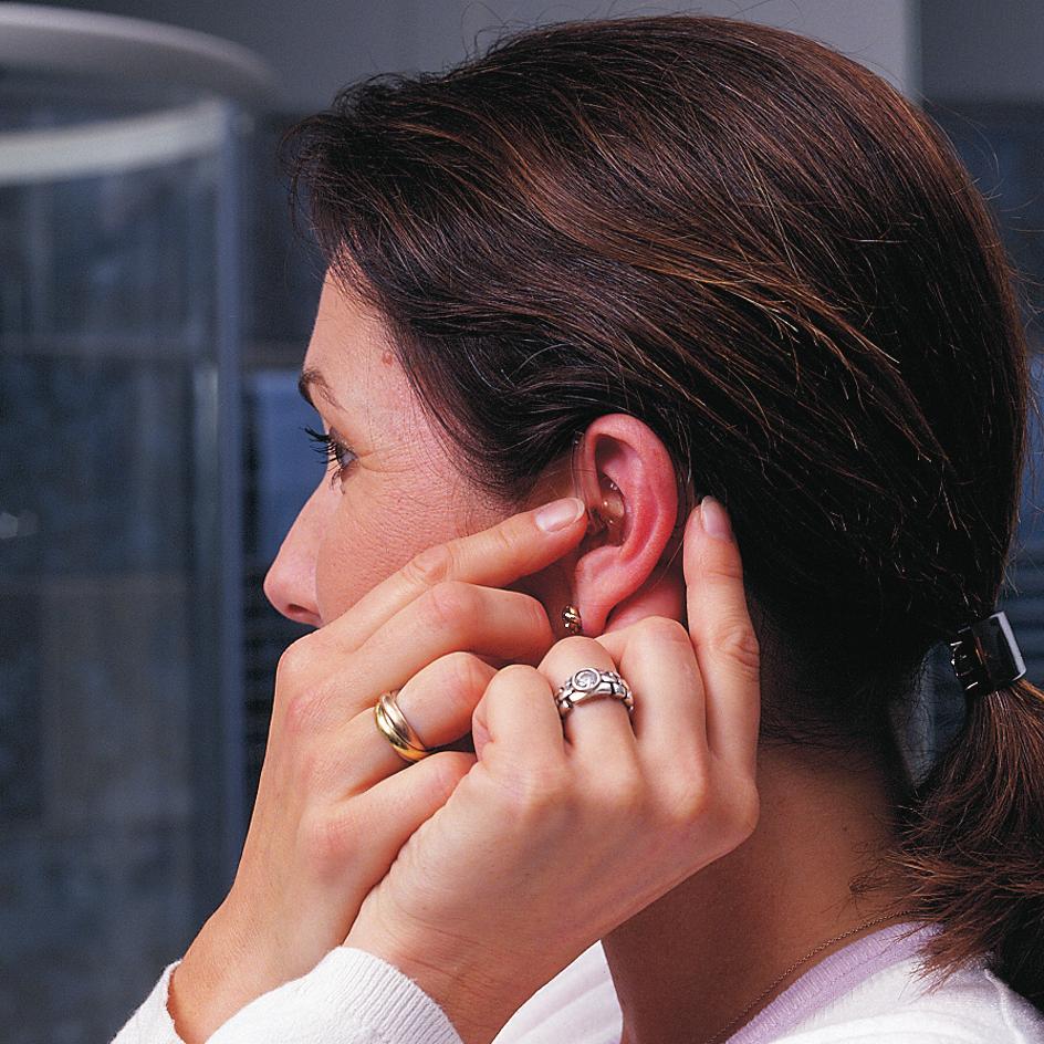 Η λειτουργία του εκμαγείου Η λειτουργία του εκμαγείου είναι να μεταφέρει τον ήχο από το ακουστικό οπισθωτιαίου τύπου στο αυτί.