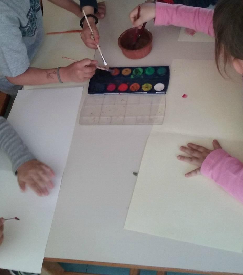 Σχέδια σε καθρέπτη (2/4) Διπλώνουμε ένα χαρτί στην μέση και εκεί που δημιουργείται η τομή τα παιδιά βάζουν χρώματα.