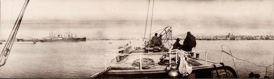 αναμένοντας την άφιξη στον Πειραιά At the bow, awaiting the