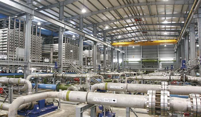 Εικόνα 4.2 Μονάδα αφαλάτωσης Sing Spring Η µέση πυκνότητα της θάλασσας στην περιοχή είναι 1025 kg/m 3. Η δυνατότητα παραγωγής νερού της µονάδας είναι 136 000 m 3 /ηµέρα.