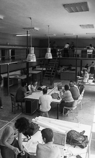 10 την έρευνα και την εκπαίδευση στη διαμόρφωση αυτών των συνθηκών. Από την άλλη πλευρά είναι αναγκαία η συνεχής ανάδραση με την κοινωνία.
